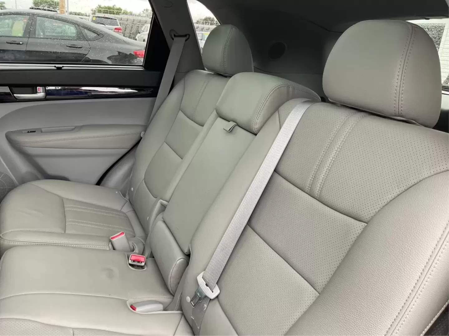 2014 Kia Sorento SX V6 AWD (5XYKWDA72EG) with an 3.3L V6 DOHC 24V engine, 6-Speed Automatic transmission, located at 1184 Kauffman Ave, Fairborn, OH, 45324, (937) 908-9800, 39.807072, -84.030914 - Are you ready to elevate your driving experience and embark on new adventures? Look no further than this stunning 2014 Kia Sorento SX V6 AWD, a robust SUV that's perfect for growing families, weekend explorers, and daily commuters alike. With its impressive blend of comfort, capability, and advanced - Photo#10