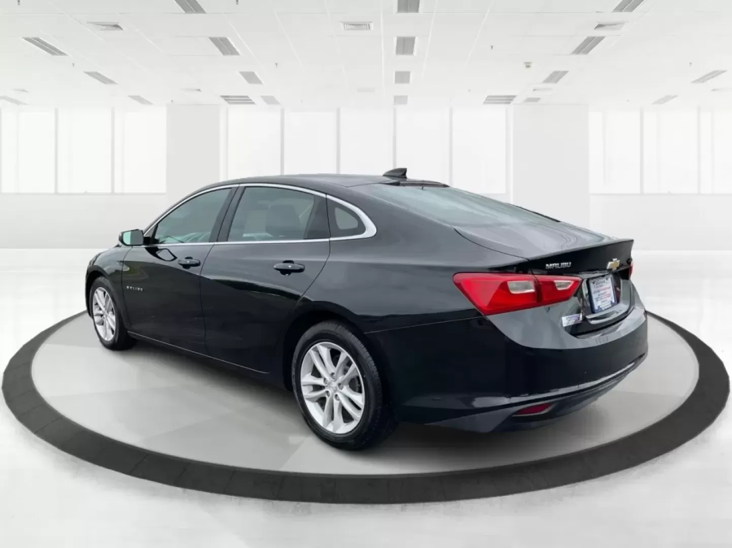 2018 Chevrolet Malibu LT (1G1ZD5ST8JF) with an ECOTEC 1.5L I-4 gasoline direct injection engine, located at 1951 S Dayton Lakeview Rd., New Carlisle, OH, 45344, (937) 908-9800, 39.890999, -84.050255 - **Discover Your Next Adventure with the 2018 Chevrolet Malibu LT at Advantage Car and Credit!**<br /> <br /> Are you ready to elevate your daily commute or family outings with a stylish and reliable sedan? The 2018 Chevrolet Malibu LT is the perfect vehicle for those seeking a balance of comfort, pe - Photo#4