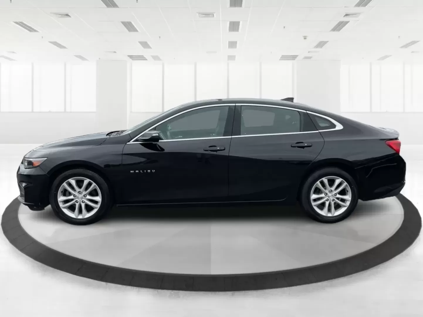 2018 Chevrolet Malibu LT (1G1ZD5ST8JF) with an ECOTEC 1.5L I-4 gasoline direct injection engine, located at 1951 S Dayton Lakeview Rd., New Carlisle, OH, 45344, (937) 908-9800, 39.890999, -84.050255 - **Discover Your Next Adventure with the 2018 Chevrolet Malibu LT at Advantage Car and Credit!**<br /> <br /> Are you ready to elevate your daily commute or family outings with a stylish and reliable sedan? The 2018 Chevrolet Malibu LT is the perfect vehicle for those seeking a balance of comfort, pe - Photo#5