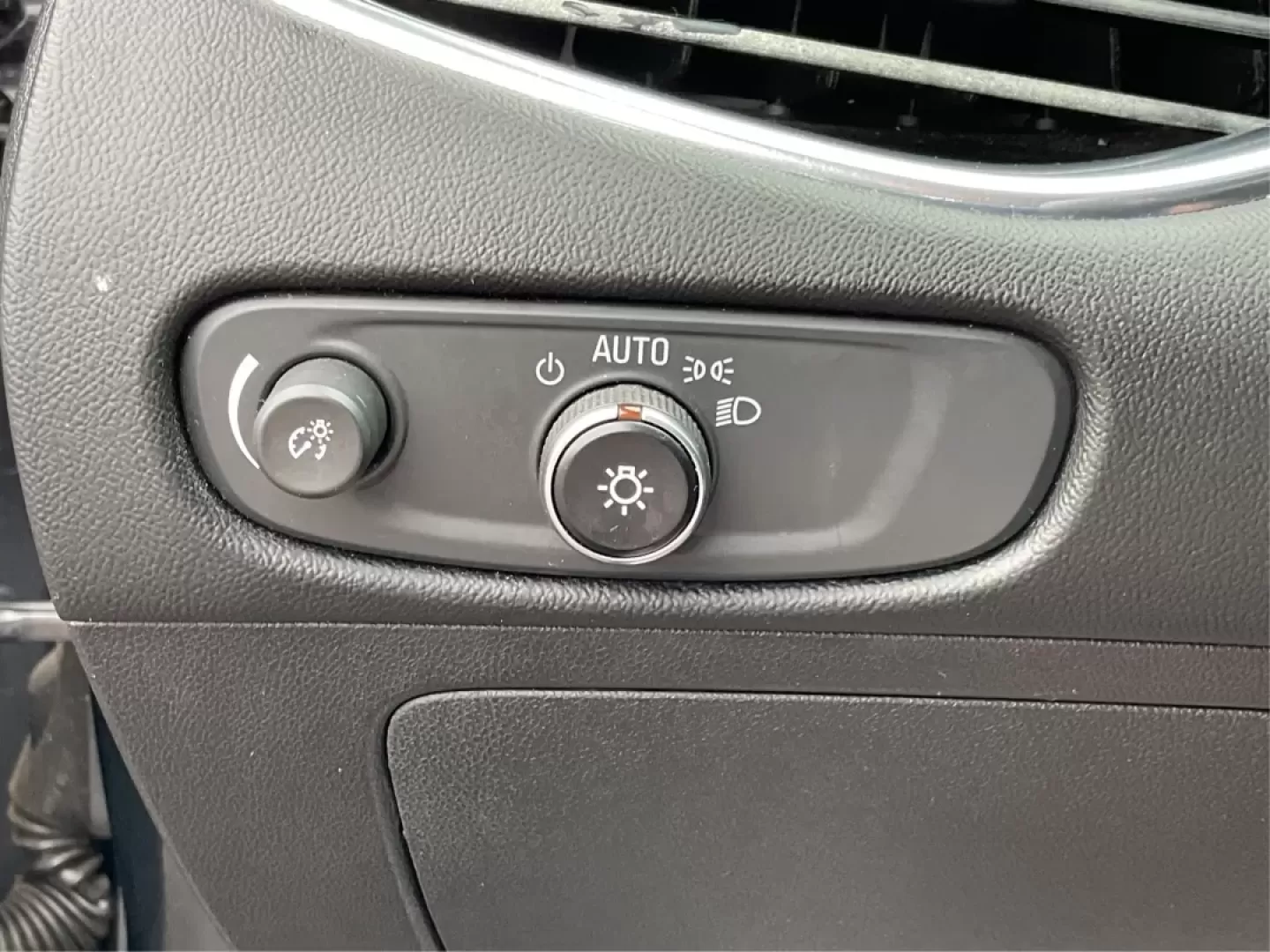 2018 Chevrolet Malibu LT (1G1ZD5ST8JF) with an ECOTEC 1.5L I-4 gasoline direct injection engine, located at 1951 S Dayton Lakeview Rd., New Carlisle, OH, 45344, (937) 908-9800, 39.890999, -84.050255 - **Discover Your Next Adventure with the 2018 Chevrolet Malibu LT at Advantage Car and Credit!**<br /> <br /> Are you ready to elevate your daily commute or family outings with a stylish and reliable sedan? The 2018 Chevrolet Malibu LT is the perfect vehicle for those seeking a balance of comfort, pe - Photo#16