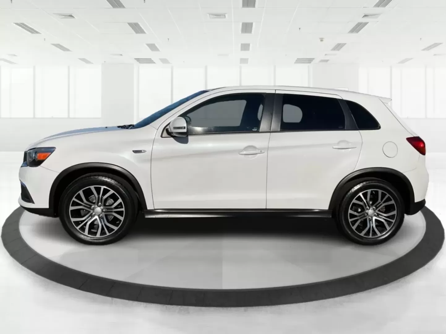2017 Mitsubishi Outlander 2.0 ES (JA4AR3AU0HZ) with an 2L I-4 DOHC engine, located at 8750 N County Rd 25A, Piqua, OH, 45356, (937) 908-9800, 40.164391, -84.232513 - **Adventure Awaits with the 2017 Mitsubishi Outlander - Your Perfect Family SUV!**<br /> <br /> At Advantage Car and Credit - Piqua, we understand that your vehicle is more than just a mode of transportation; it's a gateway to adventure, a reliable partner for daily commutes, and a spacious haven fo - Photo#5