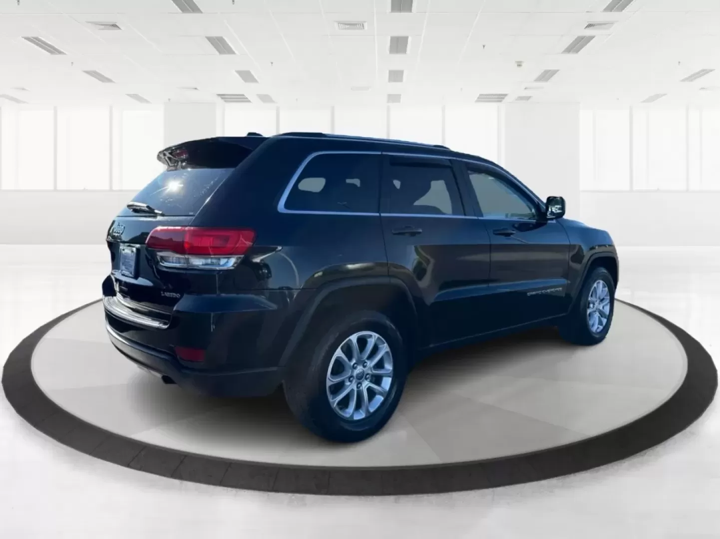 2015 Jeep Grand Cherokee Laredo (1C4RJFAG0FC) with an 3.6L V-6 DOHC engine, located at 8750 N County Rd 25A, Piqua, OH, 45356, (937) 908-9800, 40.164391, -84.232513 - **Get Ready for Adventure with the 2015 Jeep Grand Cherokee Laredo at Advantage Car and Credit Piqua, OH!**<br /> <br /> Are you looking for the perfect vehicle to accommodate your adventurous lifestyle or growing family? Look no further than this stunning 2015 Jeep Grand Cherokee Laredo, available - Photo#2