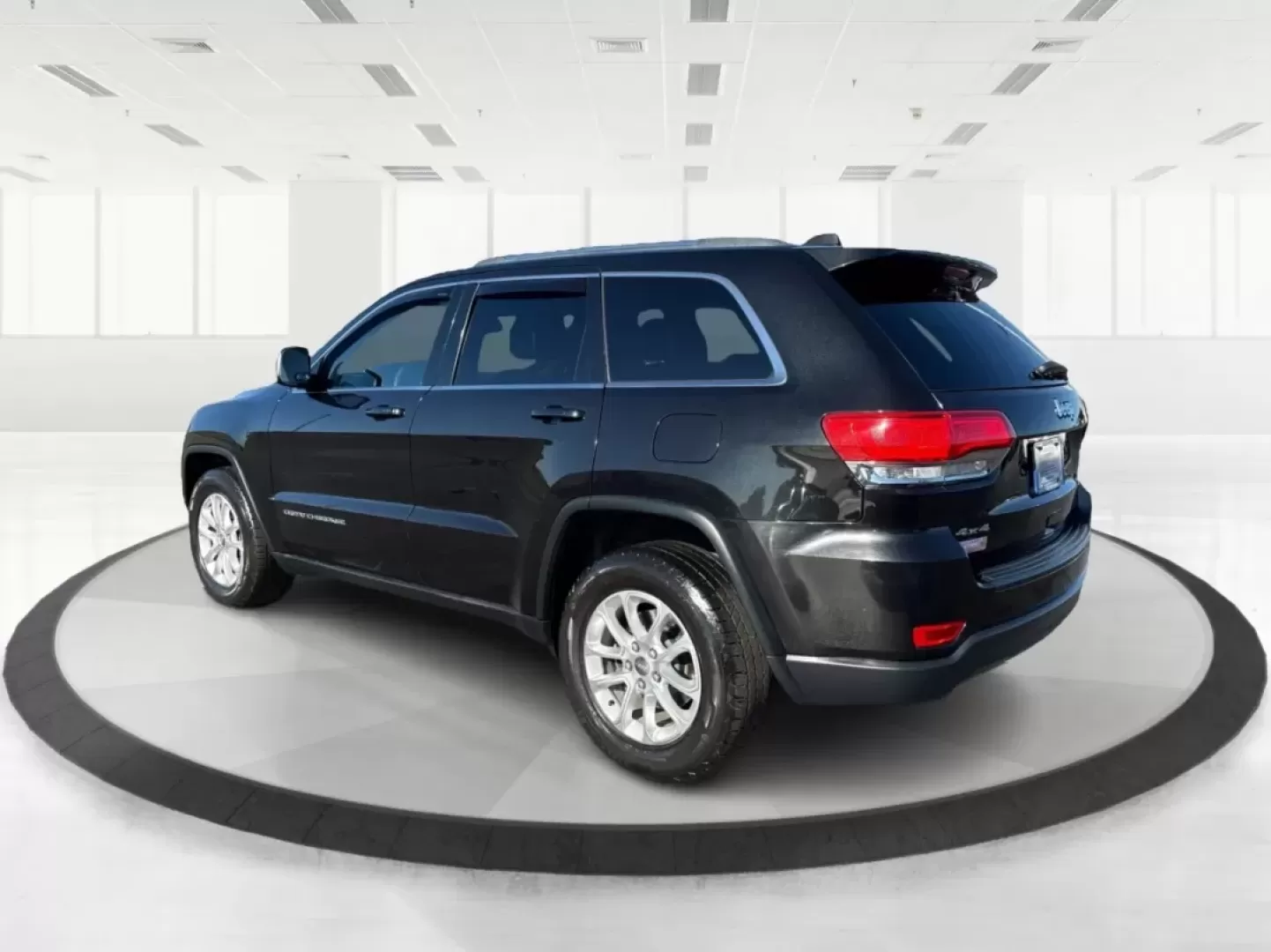 2015 Jeep Grand Cherokee Laredo (1C4RJFAG0FC) with an 3.6L V-6 DOHC engine, located at 8750 N County Rd 25A, Piqua, OH, 45356, (937) 908-9800, 40.164391, -84.232513 - **Get Ready for Adventure with the 2015 Jeep Grand Cherokee Laredo at Advantage Car and Credit Piqua, OH!**<br /> <br /> Are you looking for the perfect vehicle to accommodate your adventurous lifestyle or growing family? Look no further than this stunning 2015 Jeep Grand Cherokee Laredo, available - Photo#4