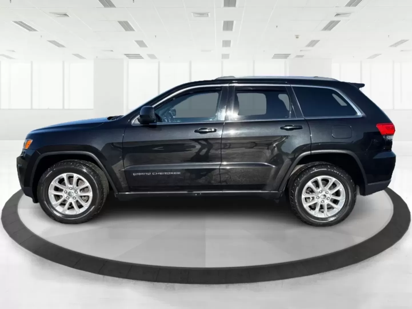2015 Jeep Grand Cherokee Laredo (1C4RJFAG0FC) with an 3.6L V-6 DOHC engine, located at 8750 N County Rd 25A, Piqua, OH, 45356, (937) 908-9800, 40.164391, -84.232513 - **Get Ready for Adventure with the 2015 Jeep Grand Cherokee Laredo at Advantage Car and Credit Piqua, OH!**<br /> <br /> Are you looking for the perfect vehicle to accommodate your adventurous lifestyle or growing family? Look no further than this stunning 2015 Jeep Grand Cherokee Laredo, available - Photo#5