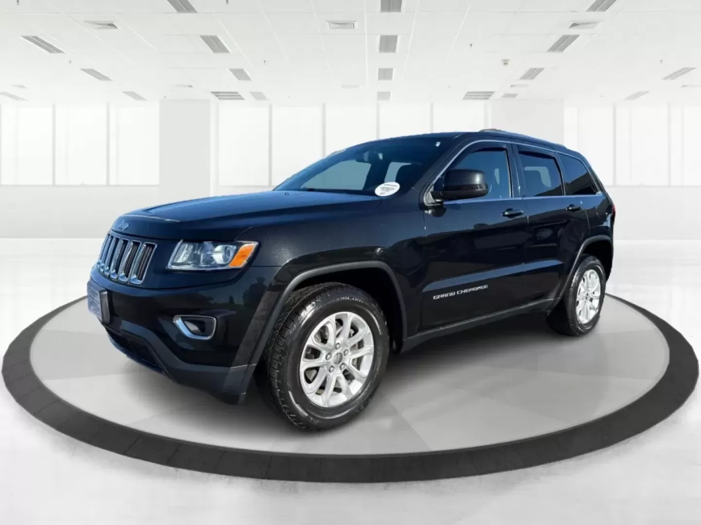 2015 Jeep Grand Cherokee Laredo (1C4RJFAG0FC) with an 3.6L V-6 DOHC engine, located at 8750 N County Rd 25A, Piqua, OH, 45356, (937) 908-9800, 40.164391, -84.232513 - **Get Ready for Adventure with the 2015 Jeep Grand Cherokee Laredo at Advantage Car and Credit Piqua, OH!**<br /> <br /> Are you looking for the perfect vehicle to accommodate your adventurous lifestyle or growing family? Look no further than this stunning 2015 Jeep Grand Cherokee Laredo, available - Photo#8