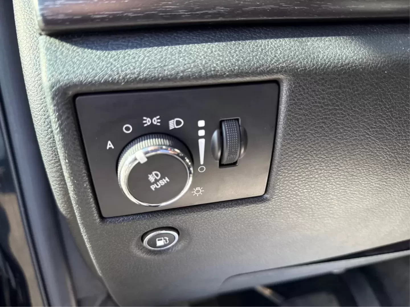 2015 Jeep Grand Cherokee Laredo (1C4RJFAG0FC) with an 3.6L V-6 DOHC engine, located at 8750 N County Rd 25A, Piqua, OH, 45356, (937) 908-9800, 40.164391, -84.232513 - **Get Ready for Adventure with the 2015 Jeep Grand Cherokee Laredo at Advantage Car and Credit Piqua, OH!**<br /> <br /> Are you looking for the perfect vehicle to accommodate your adventurous lifestyle or growing family? Look no further than this stunning 2015 Jeep Grand Cherokee Laredo, available - Photo#17