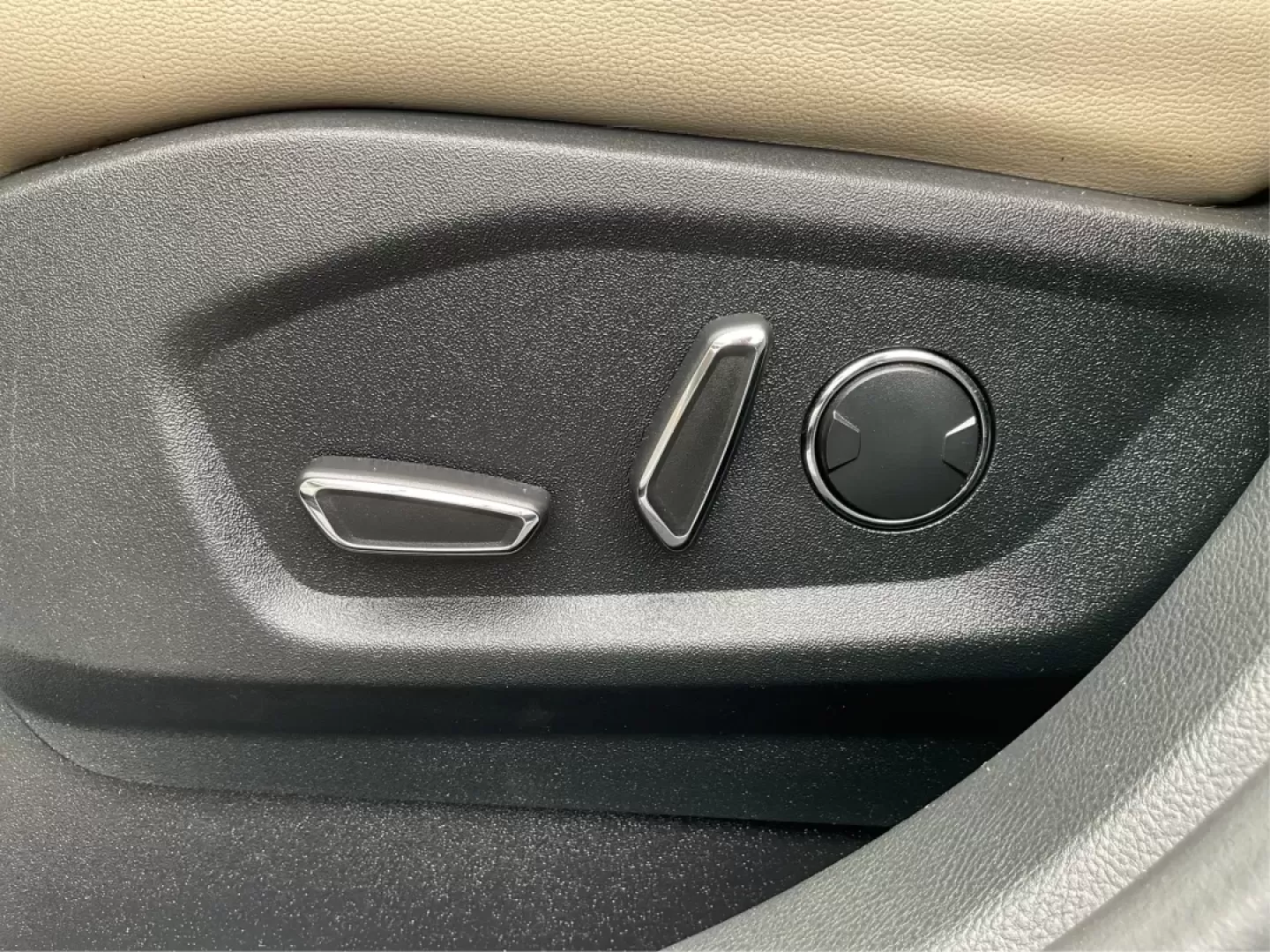 2015 Ford Edge Titanium (2FMTK3K94FB) with an Other engine, located at 401 Woodman Dr, Riverside, OH, 45431, (937) 908-9800, 39.760899, -84.123421 - Step into a world of adventure and comfort with the 2015 Ford Edge Titanium, an SUV designed for those who seek a perfect blend of style and functionality. Whether you are a growing family looking for spaciousness, a commuter needing reliability, or a weekend warrior ready for your next escape, this - Photo#18