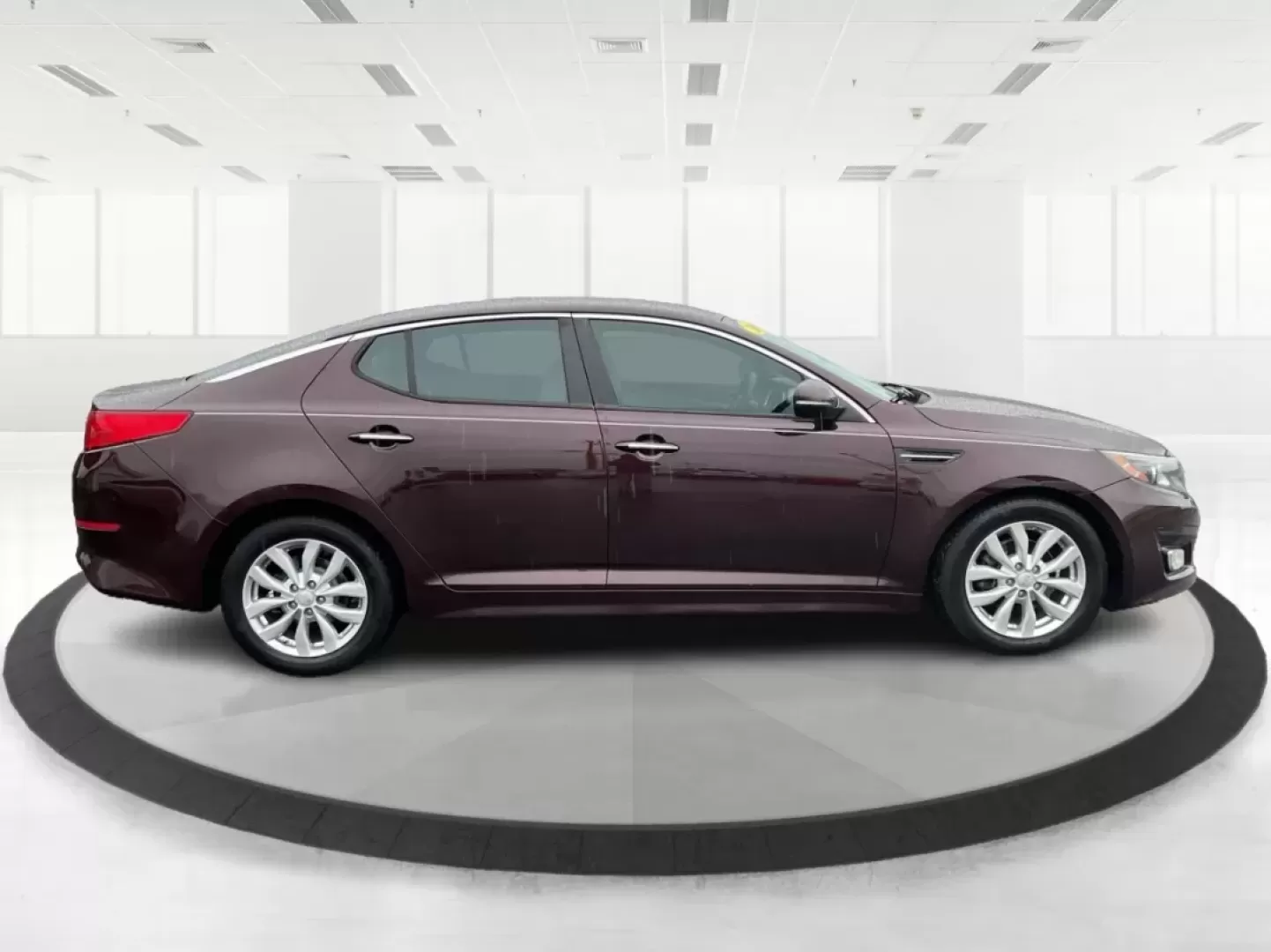 2015 Kia Optima LX (5XXGM4A72FG) with an Theta II 2.4L I-4 gasoline direct injection engine, located at 1951 S Dayton Lakeview Rd., New Carlisle, OH, 45344, (937) 908-9800, 39.890999, -84.050255 - **Discover the Perfect Blend of Comfort and Reliability with This 2015 Kia Optima LX Ideal for Your Daily Commute or Family Road Trips!**<br /> <br /> Are you ready to elevate your driving experience? The 2015 Kia Optima LX, available at Advantage Car and Credit in Fairborn, OH, is the answer to yo - Photo#3