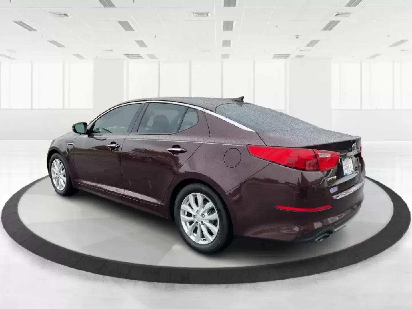 2015 Kia Optima LX (5XXGM4A72FG) with an Theta II 2.4L I-4 gasoline direct injection engine, located at 1951 S Dayton Lakeview Rd., New Carlisle, OH, 45344, (937) 908-9800, 39.890999, -84.050255 - **Discover the Perfect Blend of Comfort and Reliability with This 2015 Kia Optima LX Ideal for Your Daily Commute or Family Road Trips!**<br /> <br /> Are you ready to elevate your driving experience? The 2015 Kia Optima LX, available at Advantage Car and Credit in Fairborn, OH, is the answer to yo - Photo#6