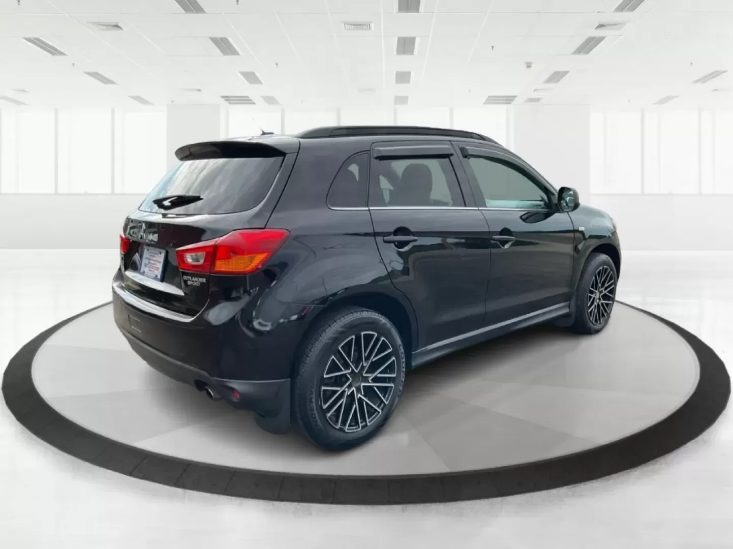 2013 Mitsubishi Outlander SE (4A4AR4AU8DE) with an 2L I-4 DOHC engine, located at 880 E. National Road, Vandalia, OH, 45377, (937) 908-9800, 39.891918, -84.183594 - **Discover the Ideal Adventure Companion: 2013 Mitsubishi Outlander SE at Advantage Car and Credit - Vandalia**<br /> <br /> Are you ready for your next family road trip or weekend adventure? The 2013 Mitsubishi Outlander SE is the perfect SUV for those who crave flexibility and comfort without sacr - Photo#2