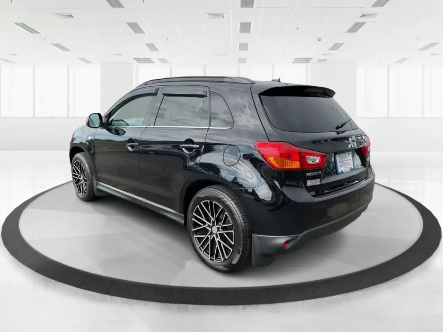 2013 Mitsubishi Outlander SE (4A4AR4AU8DE) with an 2L I-4 DOHC engine, located at 880 E. National Road, Vandalia, OH, 45377, (937) 908-9800, 39.891918, -84.183594 - **Discover the Ideal Adventure Companion: 2013 Mitsubishi Outlander SE at Advantage Car and Credit - Vandalia**<br /> <br /> Are you ready for your next family road trip or weekend adventure? The 2013 Mitsubishi Outlander SE is the perfect SUV for those who crave flexibility and comfort without sacr - Photo#4