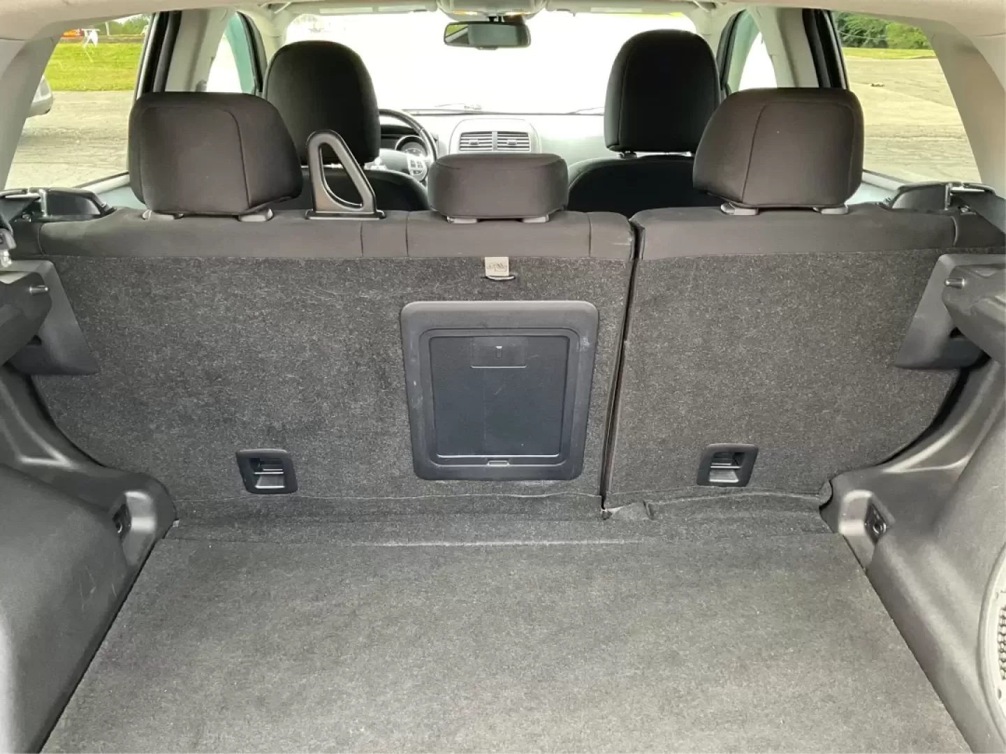 2013 Mitsubishi Outlander SE (4A4AR4AU8DE) with an 2L I-4 DOHC engine, located at 880 E. National Road, Vandalia, OH, 45377, (937) 908-9800, 39.891918, -84.183594 - **Discover the Ideal Adventure Companion: 2013 Mitsubishi Outlander SE at Advantage Car and Credit - Vandalia**<br /> <br /> Are you ready for your next family road trip or weekend adventure? The 2013 Mitsubishi Outlander SE is the perfect SUV for those who crave flexibility and comfort without sacr - Photo#12