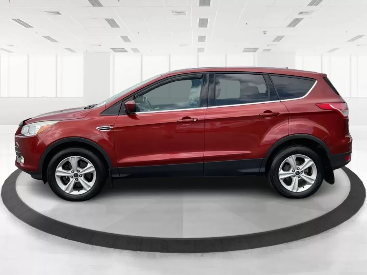 2015 Ford Escape SE (1FMCU9G93FU) with an Other engine, located at 880 E. National Road, Vandalia, OH, 45377, (937) 908-9800, 39.891918, -84.183594 - Discover the perfect blend of style, functionality, and reliability with this stunning 2015 Ford Escape SE, now available at Advantage Car and Credit in New Carlisle, OH. Whether you're a growing family, a daily commuter, or someone who loves weekend adventures, this versatile SUV checks all the box - Photo#5