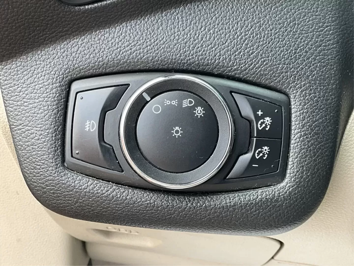 2015 Ford Escape SE (1FMCU9G93FU) with an Other engine, located at 880 E. National Road, Vandalia, OH, 45377, (937) 908-9800, 39.891918, -84.183594 - Discover the perfect blend of style, functionality, and reliability with this stunning 2015 Ford Escape SE, now available at Advantage Car and Credit in New Carlisle, OH. Whether you're a growing family, a daily commuter, or someone who loves weekend adventures, this versatile SUV checks all the box - Photo#17