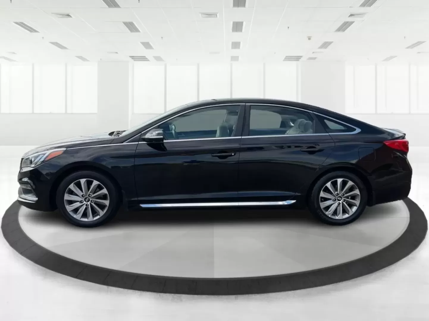 2016 Hyundai Sonata Sport (5NPE34AF2GH) with an 2.4L L4 DOHC 16V engine, 6-Speed Automatic transmission, located at 1099 N County Rd 25A , Troy, OH, 45373, (937) 908-9800, 40.057079, -84.212883 - ### Unlock Your Journey with the 2016 Hyundai Sonata Sport at Advantage Car and Credit - Fairborn<br /> <br /> Are you in the market for a vehicle that can effortlessly transition from daily commutes to weekend getaways? Look no further than the 2016 Hyundai Sonata Sport, available now at Advantage - Photo#5