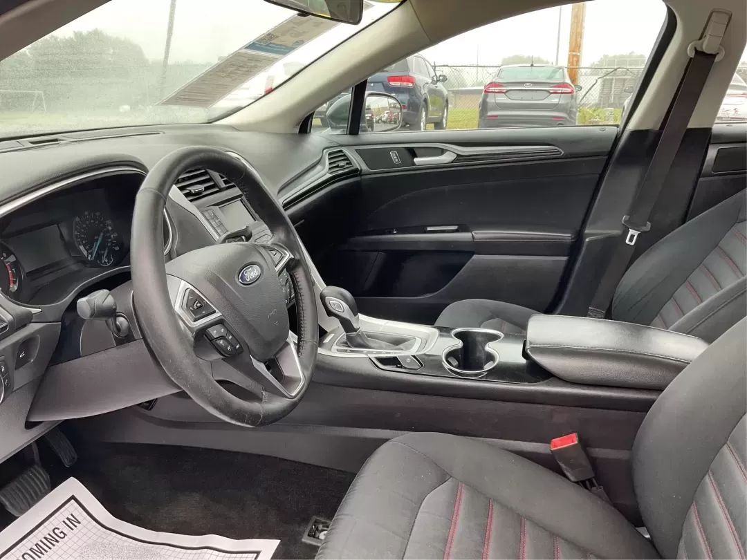 2016 Ford Fusion SE (3FA6P0HD1GR) with an Other engine, located at 1230 East Main St, Xenia, OH, 45385, (937) 908-9800, 39.688026, -83.910172 - **Experience Style and Comfort with the 2016 Ford Fusion SE at Advantage Car and Credit in Fairborn, OH!**<br /> <br /> Are you looking for a versatile sedan that fits seamlessly into your busy lifestyle? Whether you're a commuter tackling daily traffic, a growing family seeking comfort on the road, - Photo#9