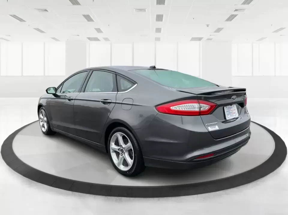 2016 Ford Fusion SE (3FA6P0HD1GR) with an 1.5L L4 DOHC 16V engine, 6-Speed Automatic transmission, located at 1230 East Main St, Xenia, OH, 45385, (937) 908-9800, 39.688026, -83.910172 - **Experience Style and Comfort with the 2016 Ford Fusion SE at Advantage Car and Credit in Fairborn, OH!**<br /> <br /> Are you looking for a versatile sedan that fits seamlessly into your busy lifestyle? Whether you're a commuter tackling daily traffic, a growing family seeking comfort on the road, - Photo#4