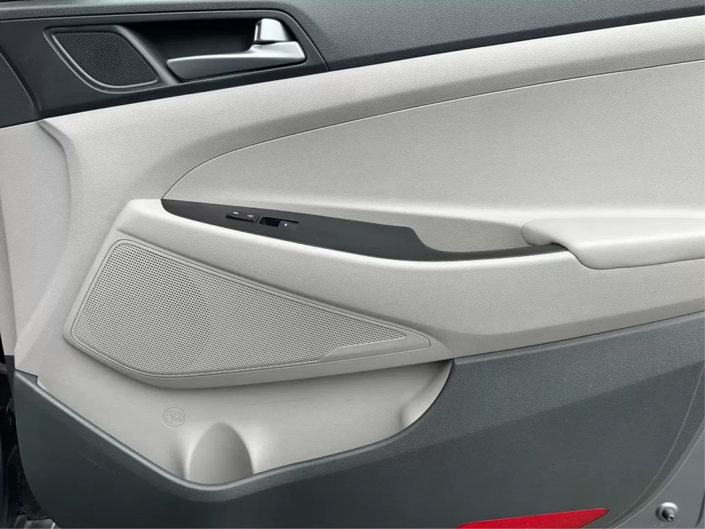 2016 Hyundai Tucson SE (KM8J3CA43GU) with an Nu 2L I-4 gasoline direct injection engine, located at 880 E. National Road, Vandalia, OH, 45377, (937) 908-9800, 39.891918, -84.183594 - **Elevate Your Daily Drive with the 2016 Hyundai Tucson SE Perfect for Your Active Lifestyle!**<br /> <br /> Are you in search of a reliable vehicle that fits your busy lifestyle? The 2016 Hyundai Tucson SE, available now at Advantage Car and Credit in Piqua, OH, is the ultimate SUV for those on th - Photo#18