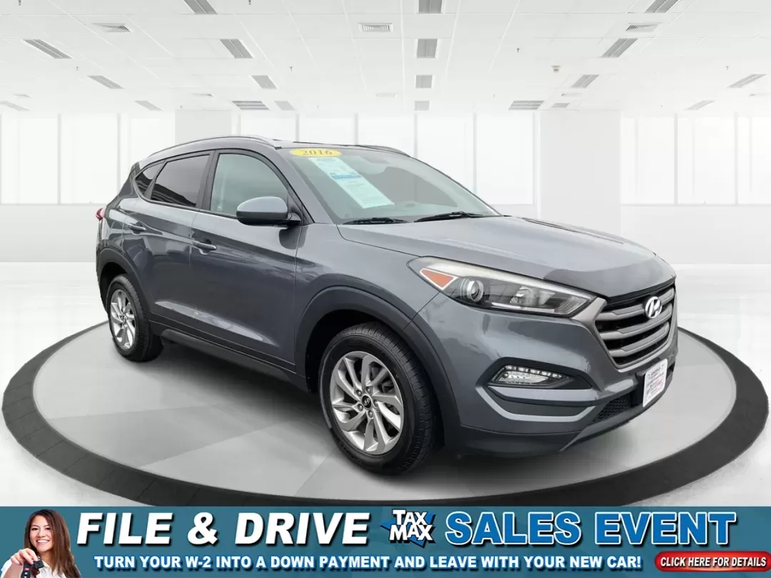2016 Hyundai Tucson SE (KM8J3CA43GU) with an Nu 2L I-4 gasoline direct injection engine, located at 880 E. National Road, Vandalia, OH, 45377, (937) 908-9800, 39.891918, -84.183594 - **Elevate Your Daily Drive with the 2016 Hyundai Tucson SE Perfect for Your Active Lifestyle!**<br /> <br /> Are you in search of a reliable vehicle that fits your busy lifestyle? The 2016 Hyundai Tucson SE, available now at Advantage Car and Credit in Piqua, OH, is the ultimate SUV for those on th - Photo#0