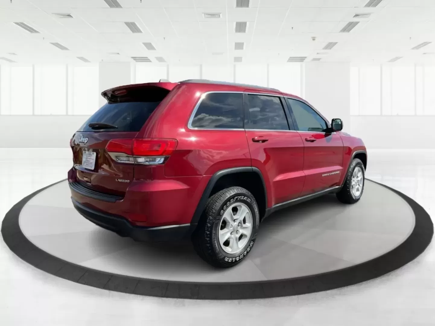 2015 Jeep Grand Cherokee Laredo (1C4RJFAG3FC) with an 3.6L V-6 DOHC engine, located at 4508 South Dixie Dr, Moraine, OH, 45439, (937) 908-9800, 39.689976, -84.218452 - **Adventure Awaits with This 2015 Jeep Grand Cherokee Laredo! Perfect for Families and Explorers Alike!**<br /> <br /> Are you ready to elevate your lifestyle with a vehicle that blends rugged capability with everyday comfort? Look no further than this stunning 2015 Jeep Grand Cherokee Laredo, perfe - Photo#2