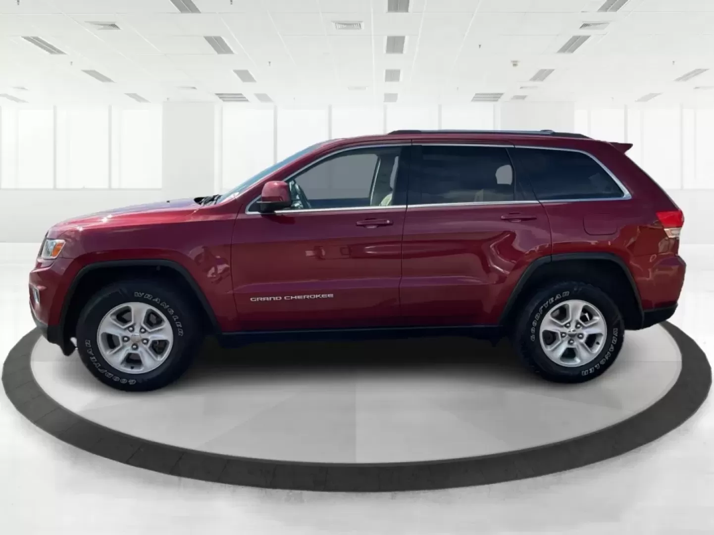 2015 Jeep Grand Cherokee Laredo (1C4RJFAG3FC) with an 3.6L V-6 DOHC engine, located at 4508 South Dixie Dr, Moraine, OH, 45439, (937) 908-9800, 39.689976, -84.218452 - **Adventure Awaits with This 2015 Jeep Grand Cherokee Laredo! Perfect for Families and Explorers Alike!**<br /> <br /> Are you ready to elevate your lifestyle with a vehicle that blends rugged capability with everyday comfort? Look no further than this stunning 2015 Jeep Grand Cherokee Laredo, perfe - Photo#5