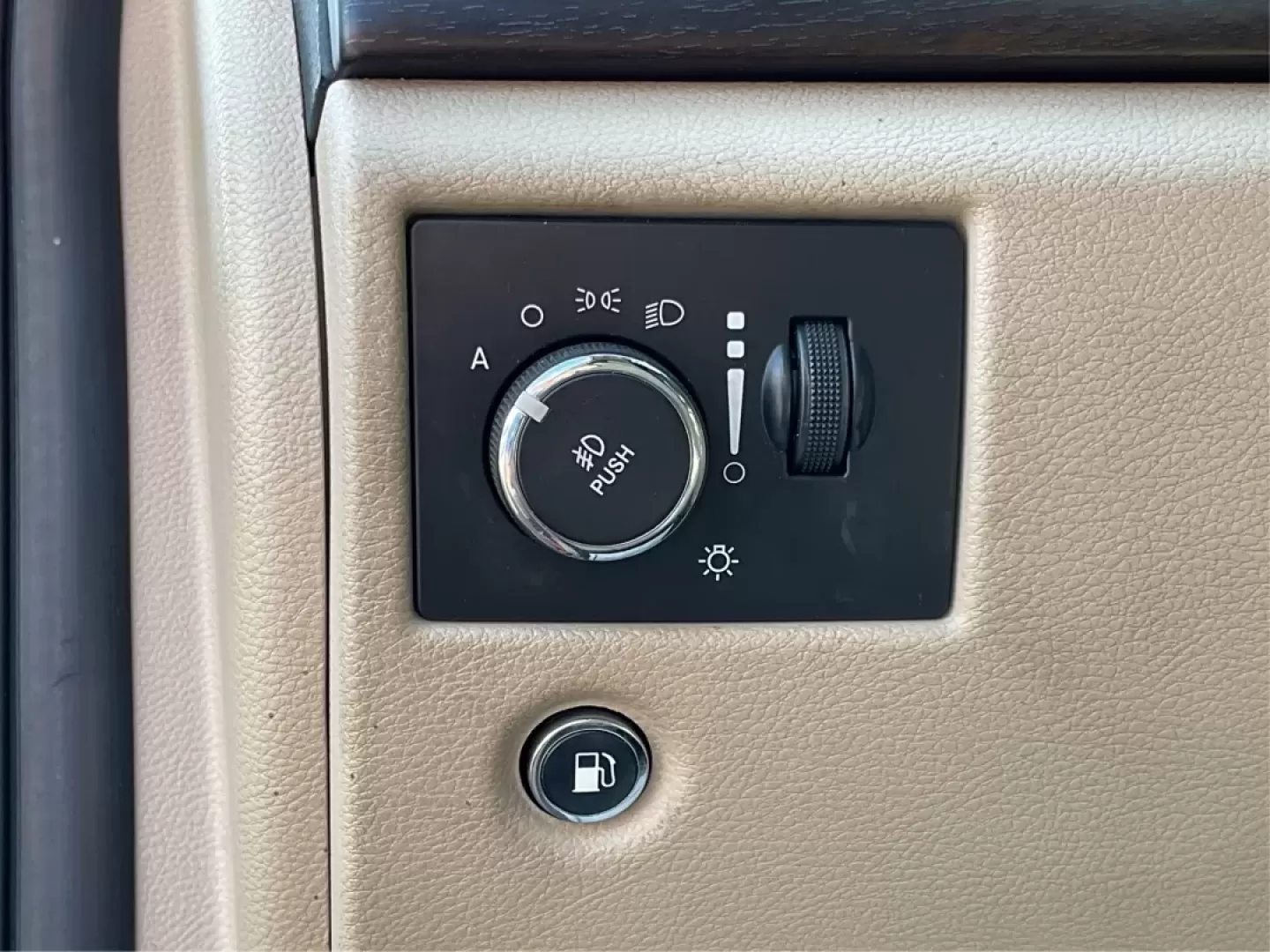 2015 Jeep Grand Cherokee Laredo (1C4RJFAG3FC) with an 3.6L V-6 DOHC engine, located at 4508 South Dixie Dr, Moraine, OH, 45439, (937) 908-9800, 39.689976, -84.218452 - **Adventure Awaits with This 2015 Jeep Grand Cherokee Laredo! Perfect for Families and Explorers Alike!**<br /> <br /> Are you ready to elevate your lifestyle with a vehicle that blends rugged capability with everyday comfort? Look no further than this stunning 2015 Jeep Grand Cherokee Laredo, perfe - Photo#17