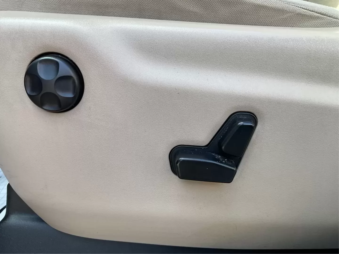2015 Jeep Grand Cherokee Laredo (1C4RJFAG3FC) with an 3.6L V-6 DOHC engine, located at 4508 South Dixie Dr, Moraine, OH, 45439, (937) 908-9800, 39.689976, -84.218452 - **Adventure Awaits with This 2015 Jeep Grand Cherokee Laredo! Perfect for Families and Explorers Alike!**<br /> <br /> Are you ready to elevate your lifestyle with a vehicle that blends rugged capability with everyday comfort? Look no further than this stunning 2015 Jeep Grand Cherokee Laredo, perfe - Photo#18