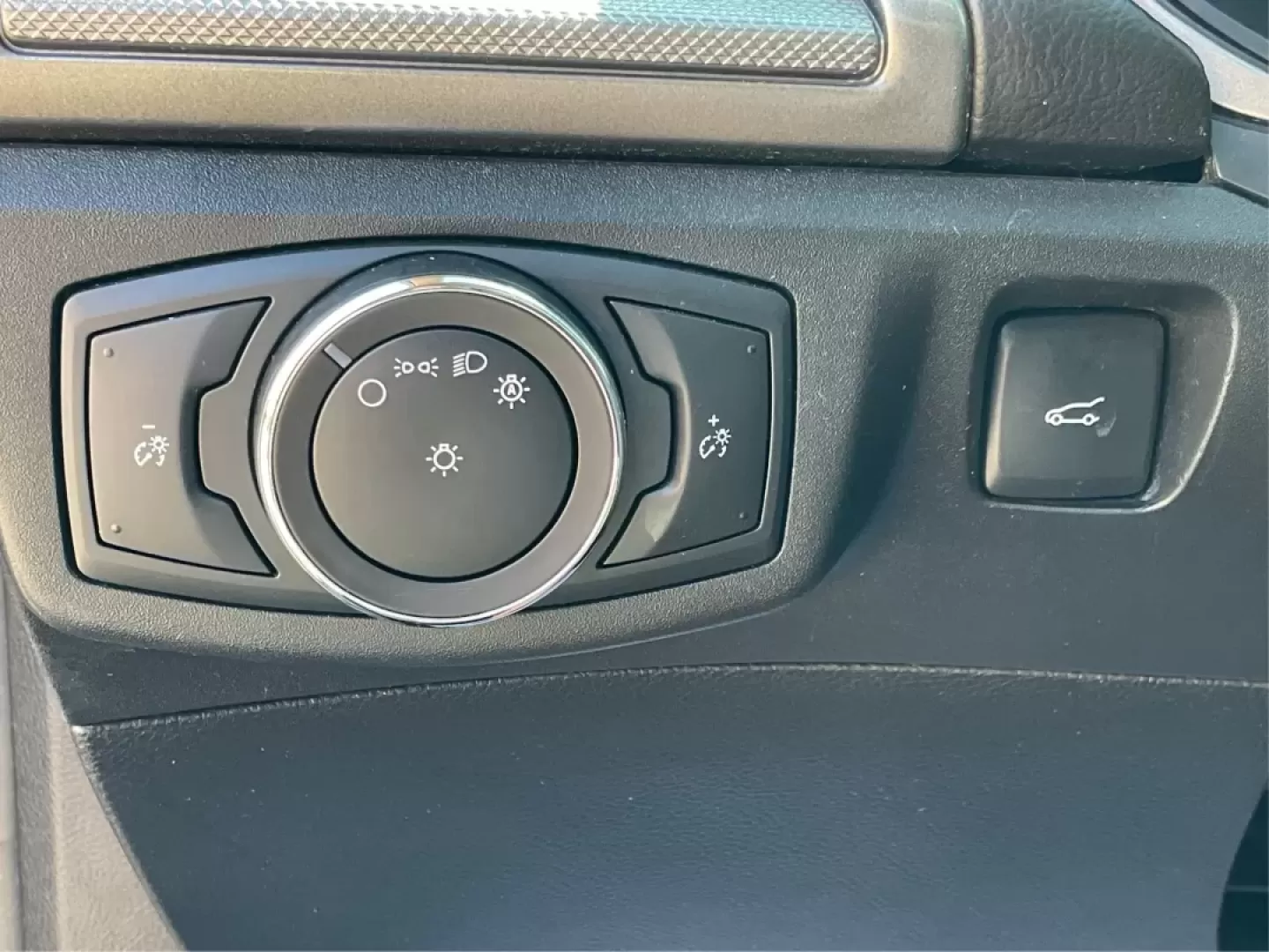 2018 Ford Fusion SE (3FA6P0H78JR) with an 2.5L L4 DOHC 16V engine, 6-Speed Automatic transmission, located at 401 Woodman Dr, Riverside, OH, 45431, (937) 908-9800, 39.760899, -84.123421 - ### Discover Your Next Adventure with the 2018 Ford Fusion SE at Advantage Car and Credit - Riverside!<br /> <br /> Are you in the market for a reliable sedan that perfectly balances style, comfort, and practicality? Look no further than the 2018 Ford Fusion SE, available now at Advantage Car and Cr - Photo#17
