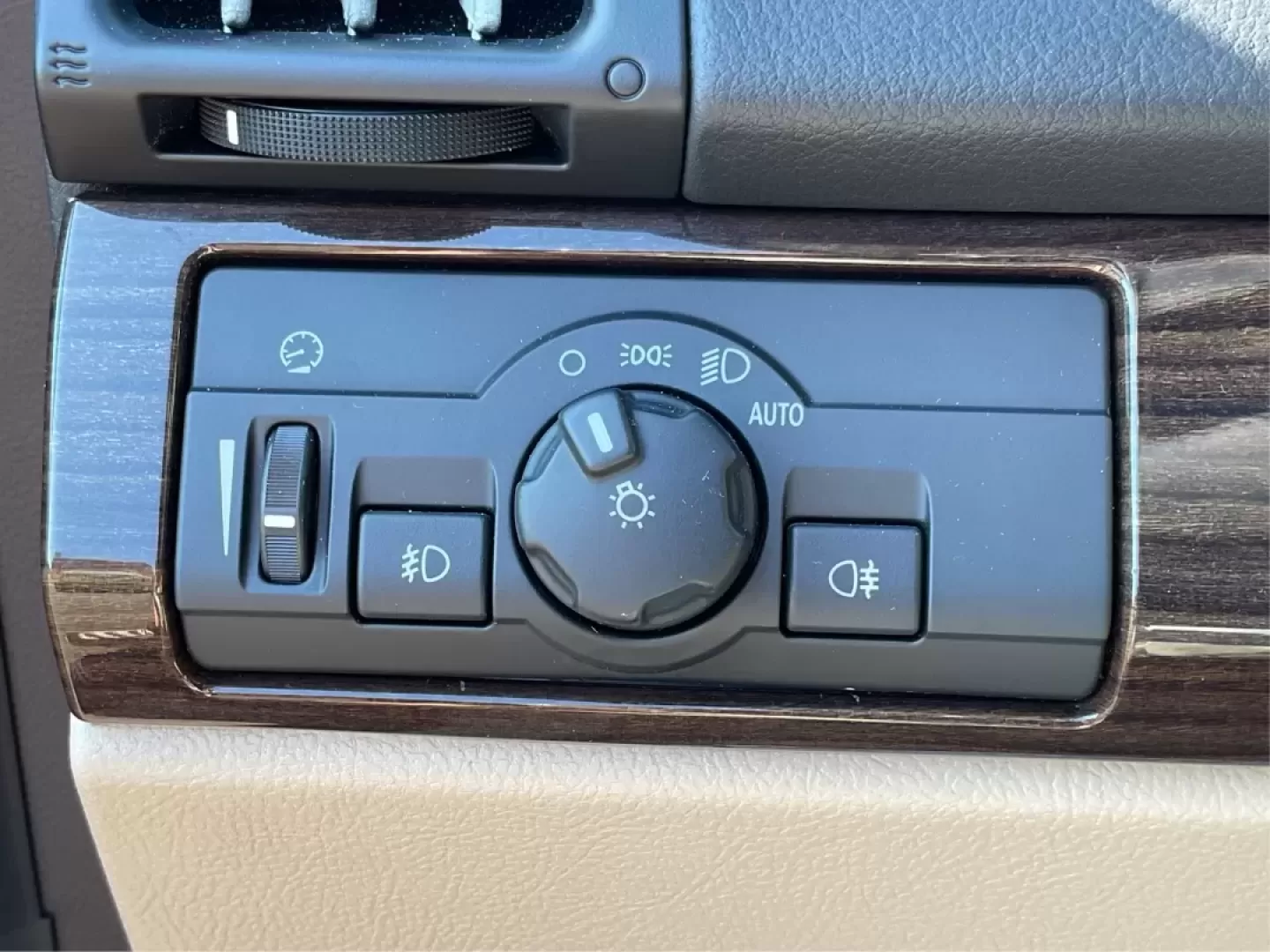 2012 Land Rover LR2 HSE (SALFR2BN8CH) with an Other engine, located at 8750 N County Rd 25A, Piqua, OH, 45356, (937) 908-9800, 40.164391, -84.232513 - **Adventure Awaits with the 2012 Land Rover LR2 HSE at Advantage Car and Credit - Piqua!**<br /> <br /> Are you ready to elevate your driving experience? Whether you're navigating the bustling streets of downtown Piqua or heading out for a weekend adventure in the stunning Ohio countryside, the 2012 - Photo#17