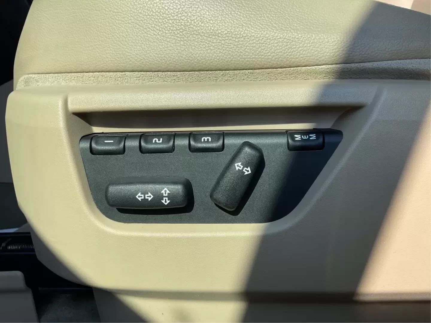2012 Land Rover LR2 HSE (SALFR2BN8CH) with an Other engine, located at 8750 N County Rd 25A, Piqua, OH, 45356, (937) 908-9800, 40.164391, -84.232513 - **Adventure Awaits with the 2012 Land Rover LR2 HSE at Advantage Car and Credit - Piqua!**<br /> <br /> Are you ready to elevate your driving experience? Whether you're navigating the bustling streets of downtown Piqua or heading out for a weekend adventure in the stunning Ohio countryside, the 2012 - Photo#18