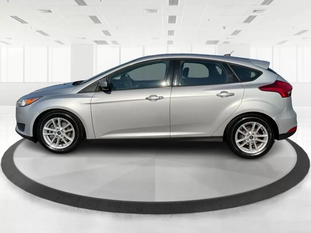 2018 Ford Focus SE (1FADP3K23JL) with an 2L I-4 gasoline direct injection engine, Automatic transmission, located at 880 E. National Road, Vandalia, OH, 45377, (937) 908-9800, 39.891918, -84.183594 - ### Discover Adventure and Comfort with the 2018 Ford Focus SE at Advantage Car and Credit!<br /> <br /> Are you in search of a reliable, stylish vehicle that perfectly complements your active lifestyle? Look no further! The 2018 Ford Focus SE Hatchback is designed for those who appreciate both func - Photo#5