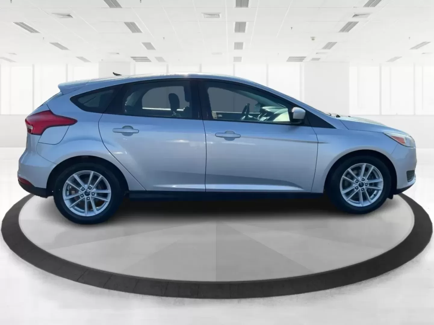 2018 Ford Focus SE (1FADP3K23JL) with an 2L I-4 gasoline direct injection engine, located at 1184 Kauffman Ave, Fairborn, OH, 45324, (937) 908-9800, 39.807072, -84.030914 - ### Discover Adventure and Comfort with the 2018 Ford Focus SE at Advantage Car and Credit!<br /> <br /> Are you in search of a reliable, stylish vehicle that perfectly complements your active lifestyle? Look no further! The 2018 Ford Focus SE Hatchback is designed for those who appreciate both func - Photo#1
