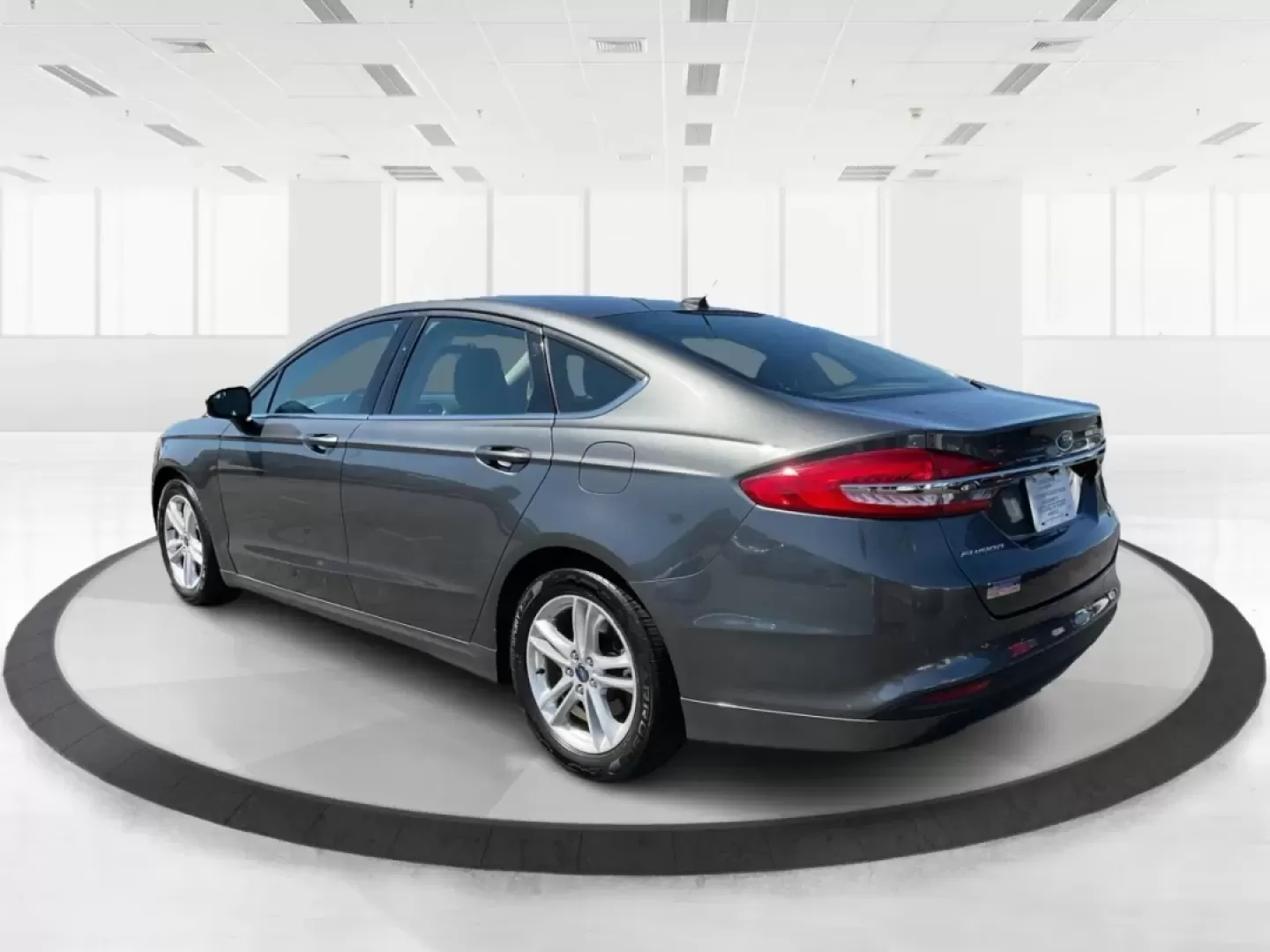 2018 Ford Fusion SE (3FA6P0HD3JR) with an Other engine, located at 401 Woodman Dr, Riverside, OH, 45431, (937) 908-9800, 39.760899, -84.123421 - Looking for a reliable sedan that combines style, comfort, and practicality? Look no further than the 2018 Ford Fusion SE, available now at Advantage Car and Credit in Vandalia, OH! Perfect for your daily commute, family outings, or even weekend adventures, this vehicle is designed to enhance your l - Photo#4