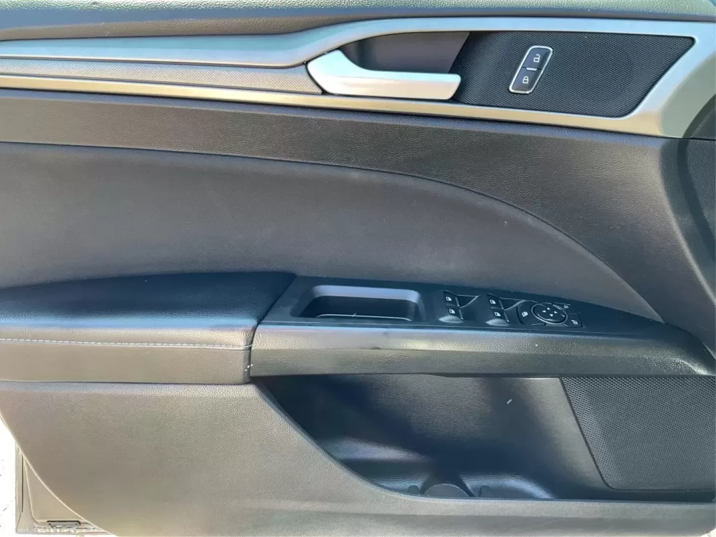 2018 Ford Fusion SE (3FA6P0HD3JR) with an Other engine, located at 401 Woodman Dr, Riverside, OH, 45431, (937) 908-9800, 39.760899, -84.123421 - Looking for a reliable sedan that combines style, comfort, and practicality? Look no further than the 2018 Ford Fusion SE, available now at Advantage Car and Credit in Vandalia, OH! Perfect for your daily commute, family outings, or even weekend adventures, this vehicle is designed to enhance your l - Photo#19