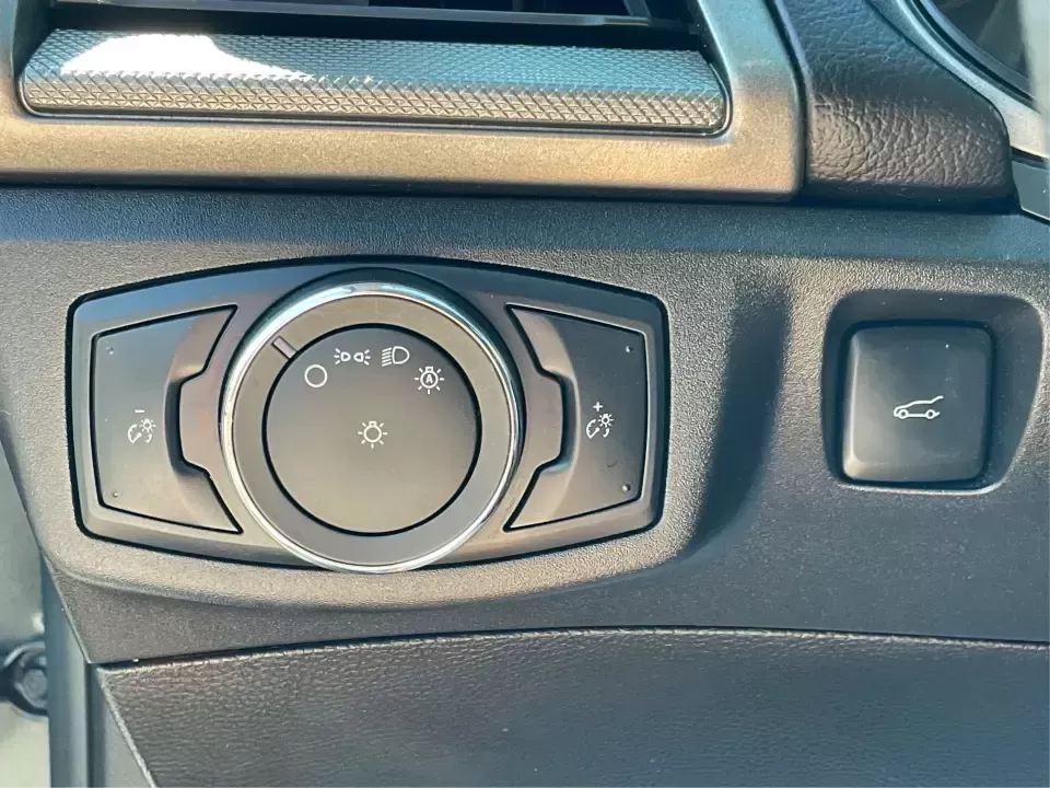 2018 Ford Fusion SE (3FA6P0HD3JR) with an 1.5L L4 DOHC 16V engine, 6A transmission, located at 1184 Kauffman Ave, Fairborn, OH, 45324, (937) 908-9800, 39.807072, -84.030914 - Looking for a reliable sedan that combines style, comfort, and practicality? Look no further than the 2018 Ford Fusion SE, available now at Advantage Car and Credit in Vandalia, OH! Perfect for your daily commute, family outings, or even weekend adventures, this vehicle is designed to enhance your l - Photo#17