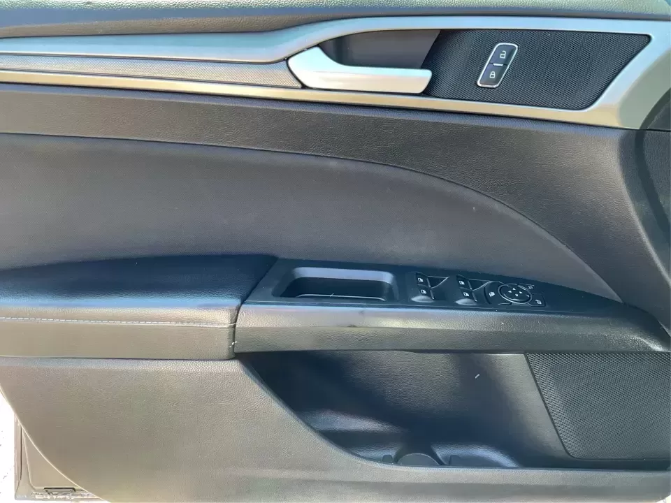 2018 Ford Fusion SE (3FA6P0HD3JR) with an 1.5L L4 DOHC 16V engine, 6A transmission, located at 1184 Kauffman Ave, Fairborn, OH, 45324, (937) 908-9800, 39.807072, -84.030914 - Looking for a reliable sedan that combines style, comfort, and practicality? Look no further than the 2018 Ford Fusion SE, available now at Advantage Car and Credit in Vandalia, OH! Perfect for your daily commute, family outings, or even weekend adventures, this vehicle is designed to enhance your l - Photo#19