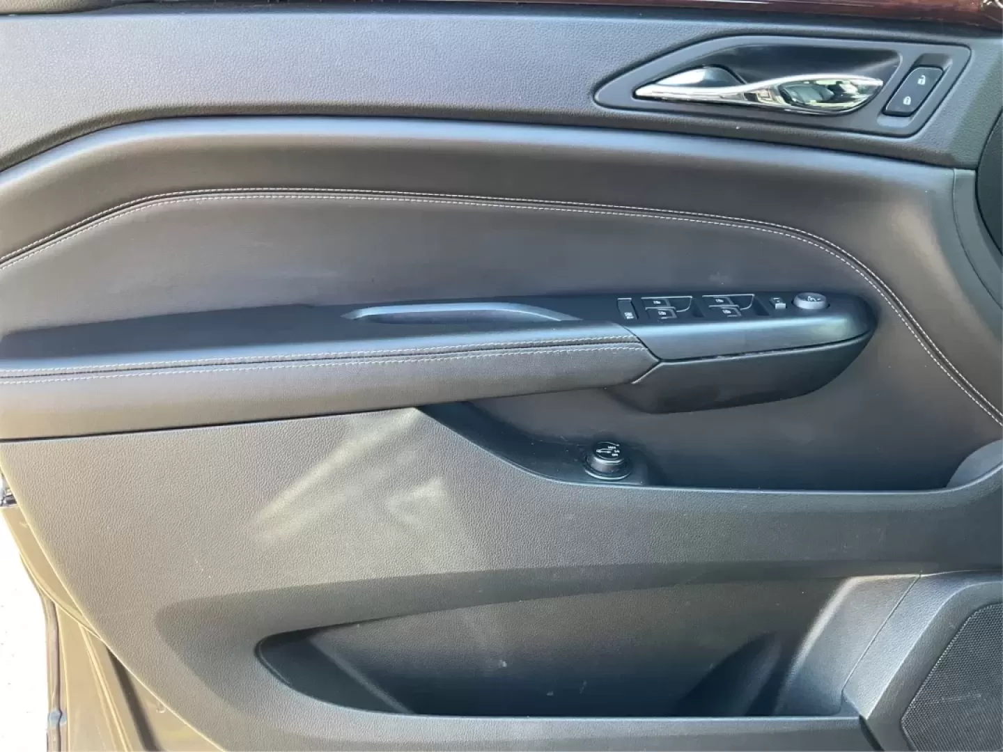 2014 Cadillac SRX Luxury Collection (3GYFNBE30ES) with an 3.6L V-6 gasoline direct injection engine, located at 1184 Kauffman Ave, Fairborn, OH, 45324, (937) 908-9800, 39.807072, -84.030914 - ### Experience Luxury and Versatility with the 2014 Cadillac SRX Luxury Collection at Advantage Car and Credit - Fairborn!<br /> <br /> Are you in search of the perfect vehicle to elevate your lifestyle? Whether you're a growing family needing a spacious ride, a commuter looking for comfort during l - Photo#19