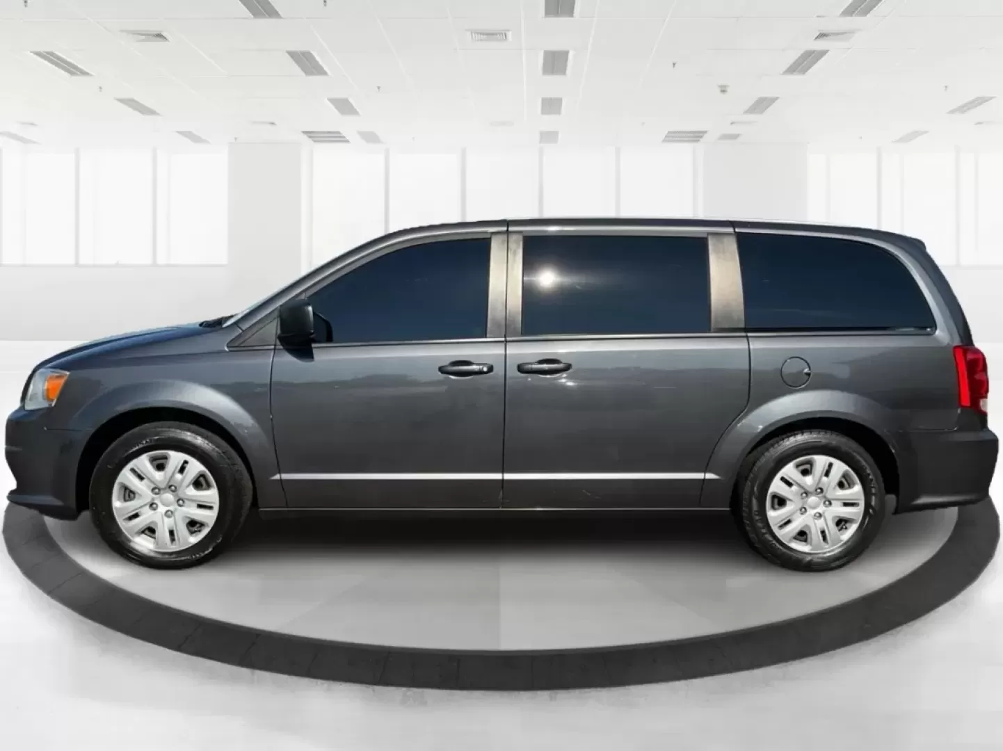 2018 Dodge Grand Caravan SE (2C4RDGBG5JR) with an Pentastar 3.6L V-6 DOHC engine, located at 4508 South Dixie Dr, Moraine, OH, 45439, (937) 908-9800, 39.689976, -84.218452 - **Explore the Open Road in Style with the 2018 Dodge Grand Caravan Perfect for Families on the Go!**<br /> <br /> Are you searching for a reliable vehicle that caters to your family's needs while offering comfort and versatility? Look no further than the 2018 Dodge Grand Caravan SE, available now a - Photo#5