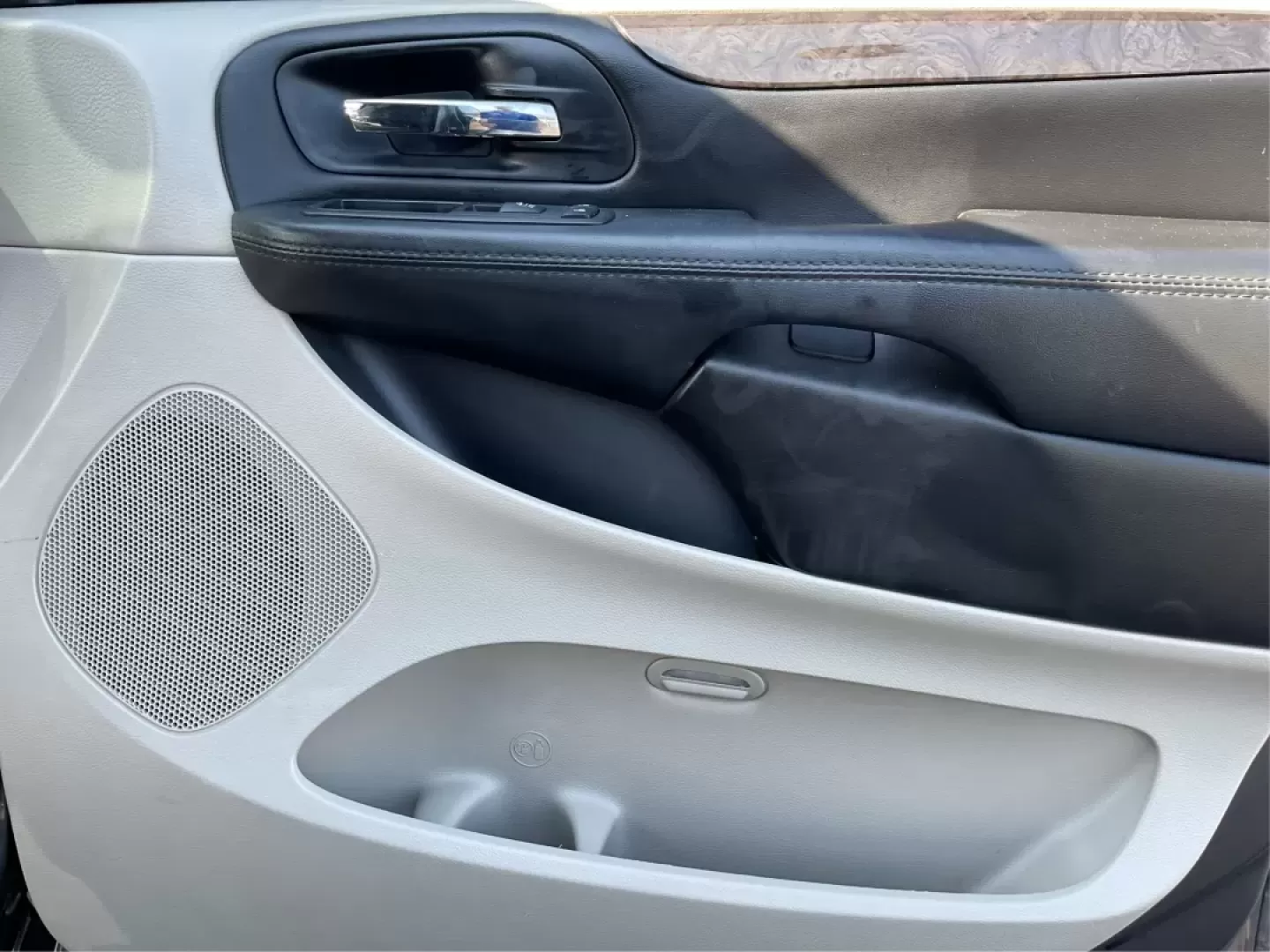 2018 Dodge Grand Caravan SE (2C4RDGBG5JR) with an Pentastar 3.6L V-6 DOHC engine, located at 4508 South Dixie Dr, Moraine, OH, 45439, (937) 908-9800, 39.689976, -84.218452 - **Explore the Open Road in Style with the 2018 Dodge Grand Caravan Perfect for Families on the Go!**<br /> <br /> Are you searching for a reliable vehicle that caters to your family's needs while offering comfort and versatility? Look no further than the 2018 Dodge Grand Caravan SE, available now a - Photo#20