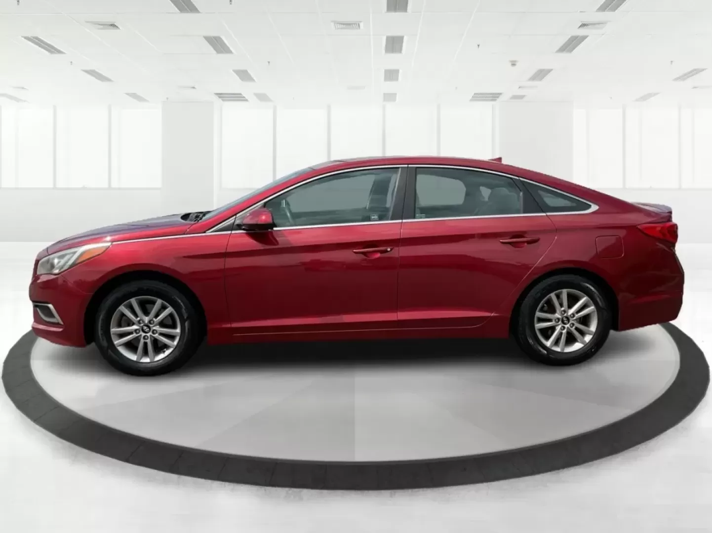 2016 Hyundai Sonata SE (5NPE24AF3GH) with an 2.4L I-4 gasoline direct injection engine, located at 1184 Kauffman Ave, Fairborn, OH, 45324, (937) 908-9800, 39.807072, -84.030914 - **Discover Your Ideal Family Sedan: 2016 Hyundai Sonata SE at Advantage Car and Credit - Moraine**<br /> <br /> Are you in search of a dependable vehicle that perfectly fits your family's lifestyle or makes your daily commute a breeze? Look no further! Presenting the 2016 Hyundai Sonata SE, a stylis - Photo#5