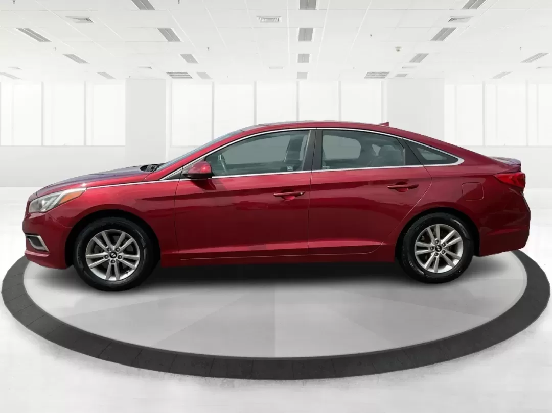 2016 Hyundai Sonata SE (5NPE24AF3GH) with an 2.4L I-4 gasoline direct injection engine, located at 1184 Kauffman Ave, Fairborn, OH, 45324, (937) 908-9800, 39.807072, -84.030914 - **Discover Your Ideal Family Sedan: 2016 Hyundai Sonata SE at Advantage Car and Credit - Moraine**<br /> <br /> Are you in search of a dependable vehicle that perfectly fits your family's lifestyle or makes your daily commute a breeze? Look no further! Presenting the 2016 Hyundai Sonata SE, a stylis - Photo#5