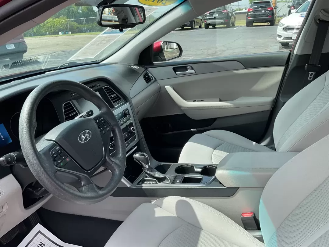 2016 Hyundai Sonata SE (5NPE24AF3GH) with an 2.4L I-4 gasoline direct injection engine, located at 1184 Kauffman Ave, Fairborn, OH, 45324, (937) 908-9800, 39.807072, -84.030914 - **Discover Your Ideal Family Sedan: 2016 Hyundai Sonata SE at Advantage Car and Credit - Moraine**<br /> <br /> Are you in search of a dependable vehicle that perfectly fits your family's lifestyle or makes your daily commute a breeze? Look no further! Presenting the 2016 Hyundai Sonata SE, a stylis - Photo#9