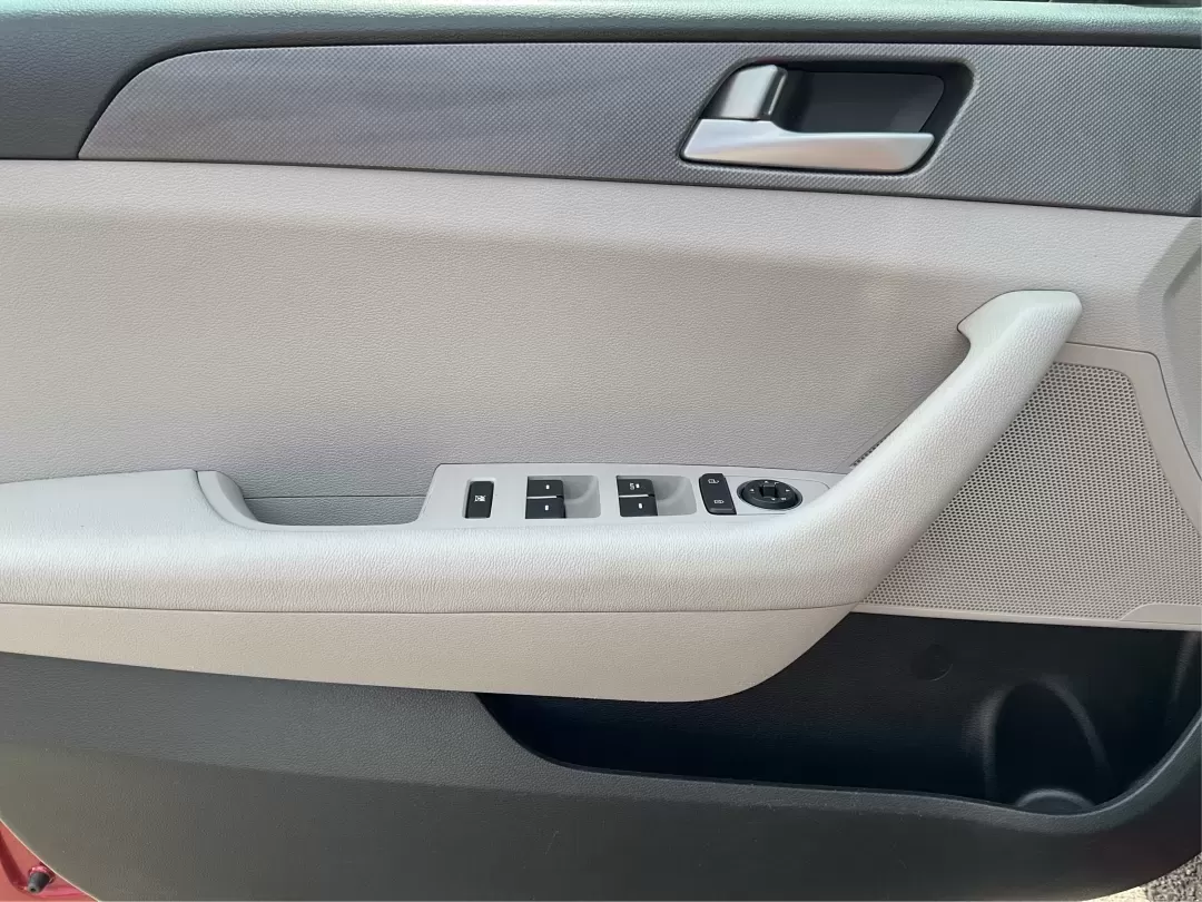 2016 Hyundai Sonata SE (5NPE24AF3GH) with an 2.4L I-4 gasoline direct injection engine, located at 1184 Kauffman Ave, Fairborn, OH, 45324, (937) 908-9800, 39.807072, -84.030914 - **Discover Your Ideal Family Sedan: 2016 Hyundai Sonata SE at Advantage Car and Credit - Moraine**<br /> <br /> Are you in search of a dependable vehicle that perfectly fits your family's lifestyle or makes your daily commute a breeze? Look no further! Presenting the 2016 Hyundai Sonata SE, a stylis - Photo#17