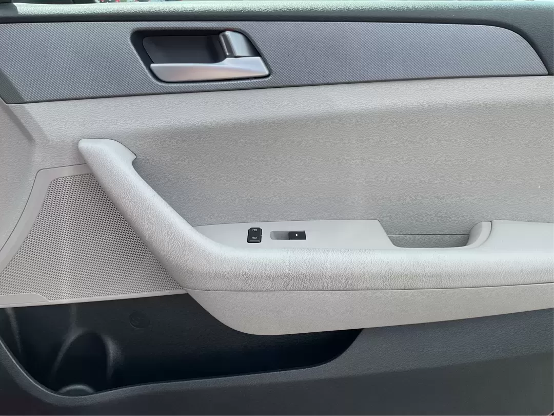 2016 Hyundai Sonata SE (5NPE24AF3GH) with an 2.4L I-4 gasoline direct injection engine, located at 1184 Kauffman Ave, Fairborn, OH, 45324, (937) 908-9800, 39.807072, -84.030914 - **Discover Your Ideal Family Sedan: 2016 Hyundai Sonata SE at Advantage Car and Credit - Moraine**<br /> <br /> Are you in search of a dependable vehicle that perfectly fits your family's lifestyle or makes your daily commute a breeze? Look no further! Presenting the 2016 Hyundai Sonata SE, a stylis - Photo#18