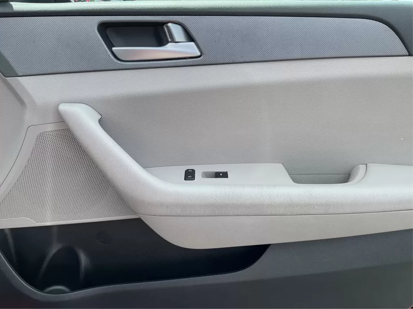 2016 Hyundai Sonata SE (5NPE24AF3GH) with an 2.4L I-4 gasoline direct injection engine, 7A transmission, located at 1099 N County Rd 25A , Troy, OH, 45373, (937) 908-9800, 40.057079, -84.212883 - **Discover Your Ideal Family Sedan: 2016 Hyundai Sonata SE at Advantage Car and Credit - Moraine**<br /> <br /> Are you in search of a dependable vehicle that perfectly fits your family's lifestyle or makes your daily commute a breeze? Look no further! Presenting the 2016 Hyundai Sonata SE, a stylis - Photo#18