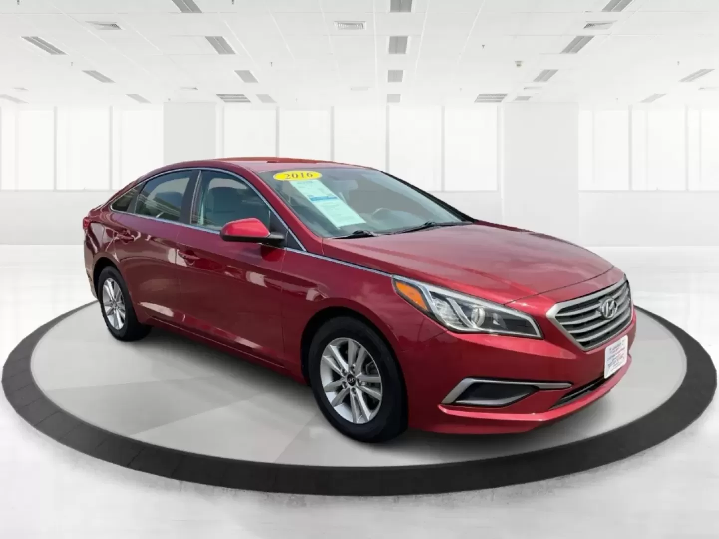 2016 Hyundai Sonata SE (5NPE24AF3GH) with an 2.4L I-4 gasoline direct injection engine, located at 4508 South Dixie Dr, Moraine, OH, 45439, (937) 908-9800, 39.689976, -84.218452 - **Discover Your Ideal Family Sedan: 2016 Hyundai Sonata SE at Advantage Car and Credit - Moraine**<br /> <br /> Are you in search of a dependable vehicle that perfectly fits your family's lifestyle or makes your daily commute a breeze? Look no further! Presenting the 2016 Hyundai Sonata SE, a stylis - Photo#0