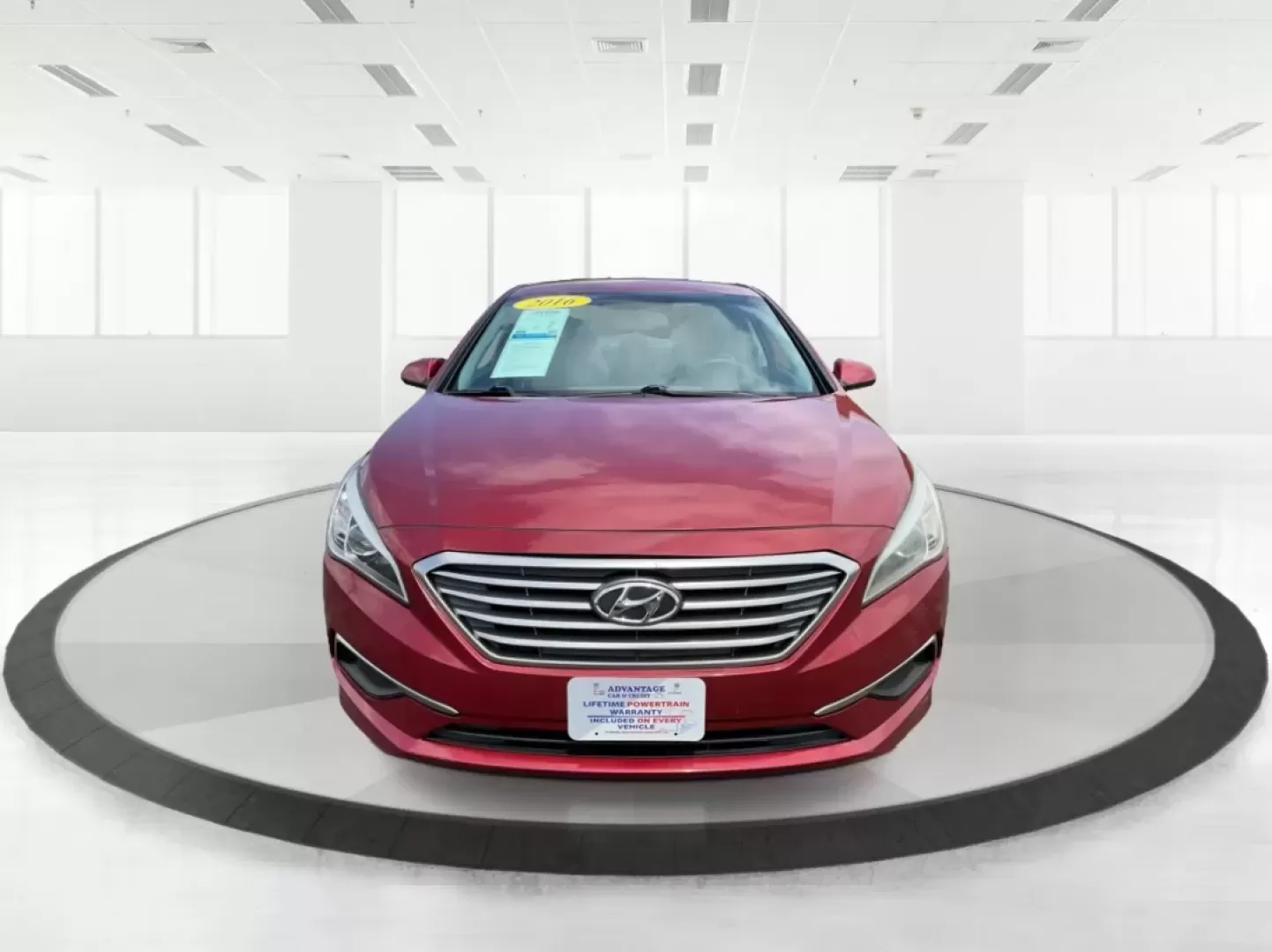 2016 Hyundai Sonata SE (5NPE24AF3GH) with an 2.4L I-4 gasoline direct injection engine, located at 4508 South Dixie Dr, Moraine, OH, 45439, (937) 908-9800, 39.689976, -84.218452 - **Discover Your Ideal Family Sedan: 2016 Hyundai Sonata SE at Advantage Car and Credit - Moraine**<br /> <br /> Are you in search of a dependable vehicle that perfectly fits your family's lifestyle or makes your daily commute a breeze? Look no further! Presenting the 2016 Hyundai Sonata SE, a stylis - Photo#7