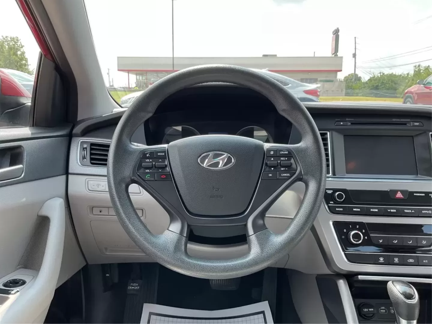 2016 Hyundai Sonata SE (5NPE24AF3GH) with an 2.4L I-4 gasoline direct injection engine, located at 4508 South Dixie Dr, Moraine, OH, 45439, (937) 908-9800, 39.689976, -84.218452 - **Discover Your Ideal Family Sedan: 2016 Hyundai Sonata SE at Advantage Car and Credit - Moraine**<br /> <br /> Are you in search of a dependable vehicle that perfectly fits your family's lifestyle or makes your daily commute a breeze? Look no further! Presenting the 2016 Hyundai Sonata SE, a stylis - Photo#16