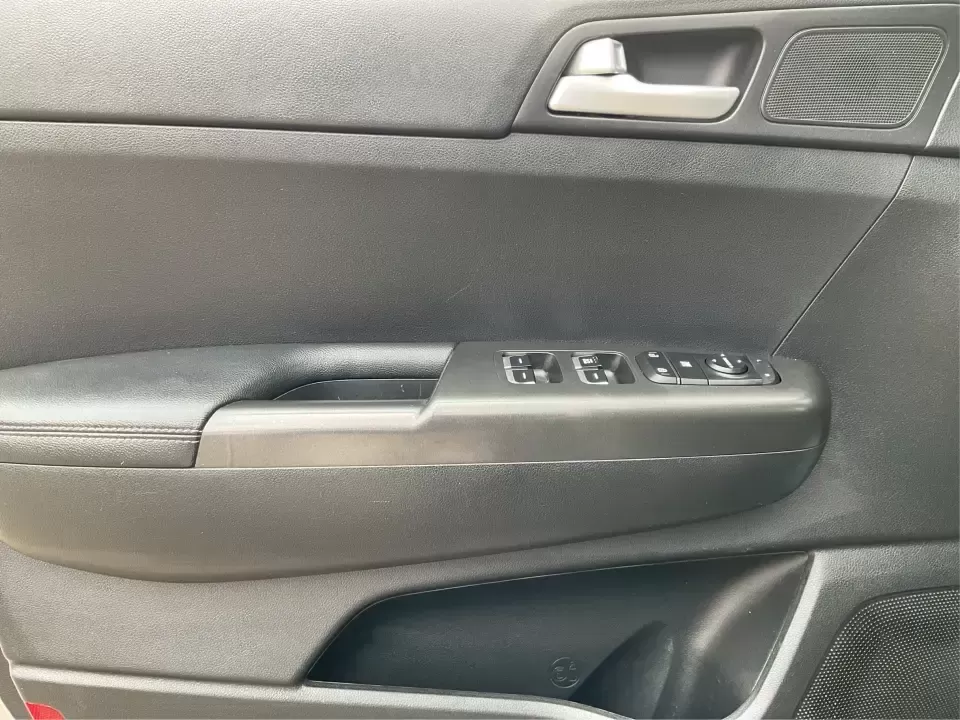 2020 Kia Sportage LX (KNDPMCAC7L7) with an Theta II 2.4L I-4 gasoline direct injection engine, 6A transmission, located at 1184 Kauffman Ave, Fairborn, OH, 45324, (937) 908-9800, 39.807072, -84.030914 - **Adventure Awaits with the 2020 Kia Sportage LX Your Perfect Crossover Companion!**<br /> <br /> Are you ready to elevate your daily commutes or embark on unforgettable road trips with your family? Look no further! At Advantage Car and Credit in Fairborn, OH, we proudly present this stylish 2020 K - Photo#17