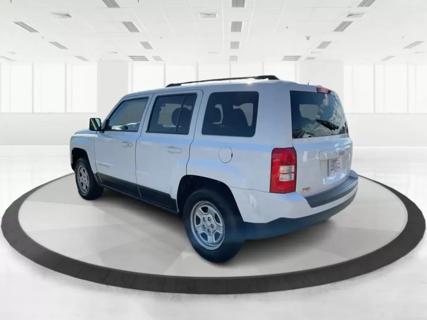 2016 Jeep Patriot Sport (1C4NJPBA0GD) with an Other engine, located at 1230 East Main St, Xenia, OH, 45385, (937) 908-9800, 39.688026, -83.910172 - **Unleash Your Adventurous Spirit with This 2016 Jeep Patriot Sport!**<br /> <br /> Are you looking for the perfect vehicle to elevate your weekend adventures or a reliable daily commuter? Look no further than this **2016 Jeep Patriot Sport**, now available at **Advantage Car and Credit - Xenia**. N - Photo#4
